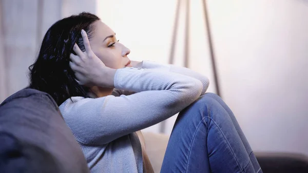 Femme Déprimée Vêtements Décontractés Assis Sur Canapé Tenant Les Mains — Photo