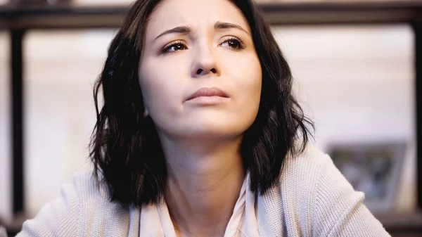 Retrato Mujer Molesta Llorando Con Lágrimas Cara Casa —  Fotos de Stock