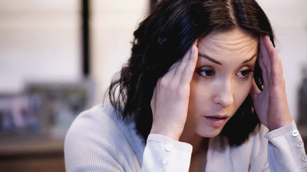 depresif kadın evde el ele tutuşuyor.