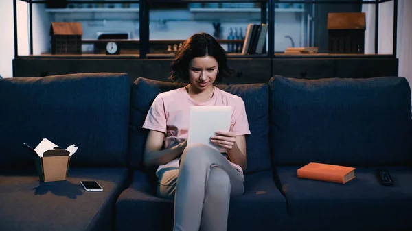 Brunett Ung Kvinna Med Digital Tablett Medan Sitter Soffan Nära — Stockfoto