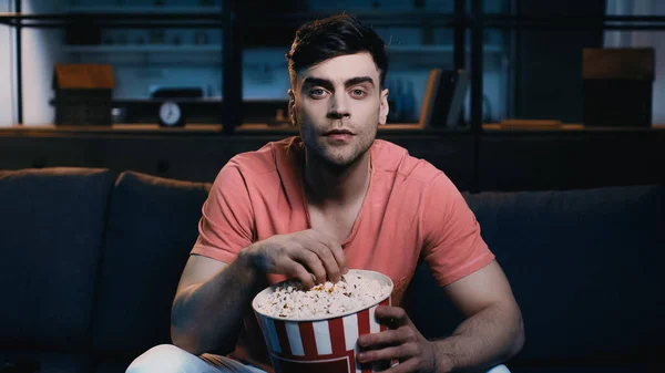Man Met Popcorn Emmer Het Kijken Naar Film Thuis — Stockfoto