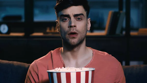 Surprised Man Popcorn Bucket Watching Movie Home — Stock Photo, Image