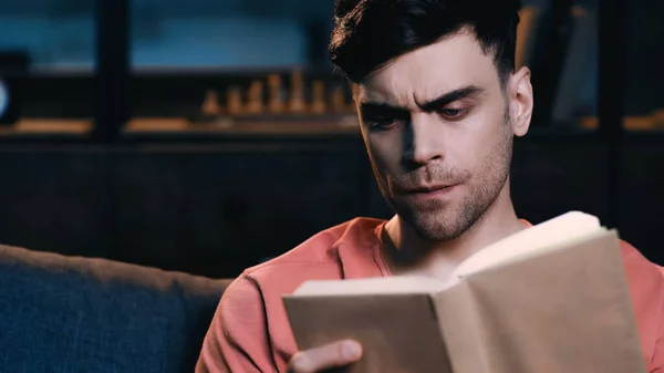 Focused Man Reading Book Home — Stock Photo, Image