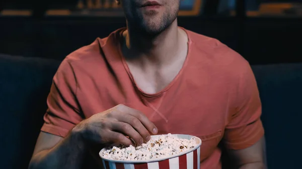 Teilansicht Eines Mannes Der Eimer Mit Popcorn Hält Und Hause — Stockfoto