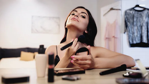 Ung Kvinna Tillämpa Ansiktspulver Med Kosmetisk Borste Sovrummet — Stockfoto