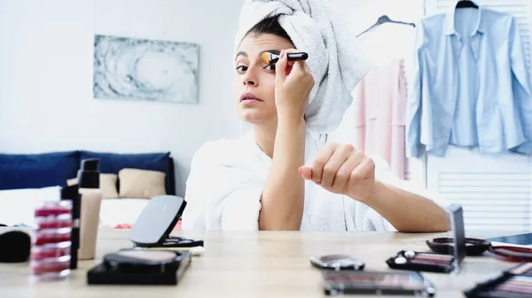 Mujer Joven Albornoz Con Cabeza Envuelta Toalla Aplicando Base Cara — Foto de Stock