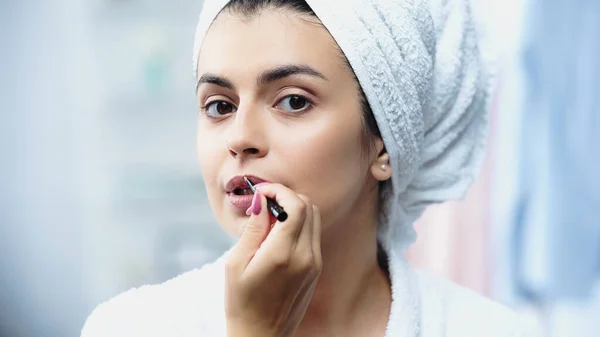 Retrato Mujer Joven Con Cabeza Envuelta Toalla Aplicando Lápiz Labial — Foto de Stock