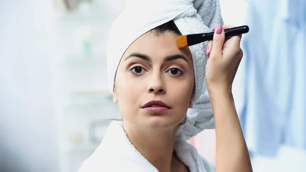 Retrato Mujer Joven Con Cabeza Envuelta Toalla Blanca Aplicando Base — Foto de Stock