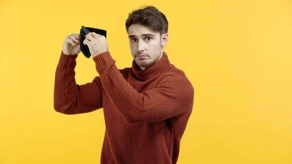 Hombre Molesto Sosteniendo Cartera Vacía Aislada Amarillo — Foto de Stock