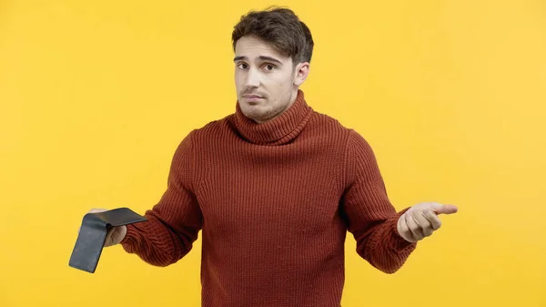 Homem Confuso Camisola Segurando Carteira Isolada Amarelo — Fotografia de Stock