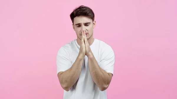 Hombre Molesto Mostrando Las Manos Orantes Aisladas Rosa —  Fotos de Stock