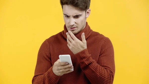 Offended Man Using Mobile Phone Isolated Yellow — Stock Photo, Image