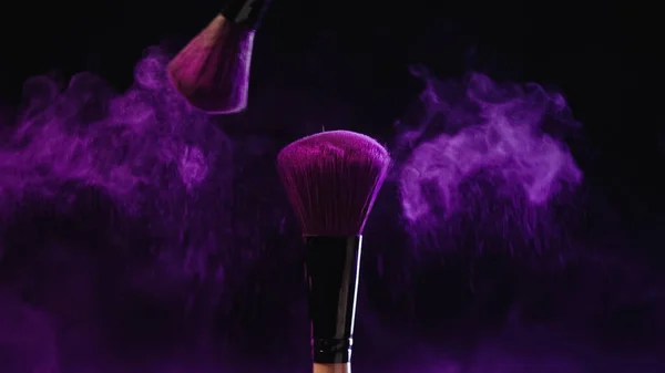 Cosmetic Brushes Purple Holi Powder Dust Black Background — Stock Photo, Image