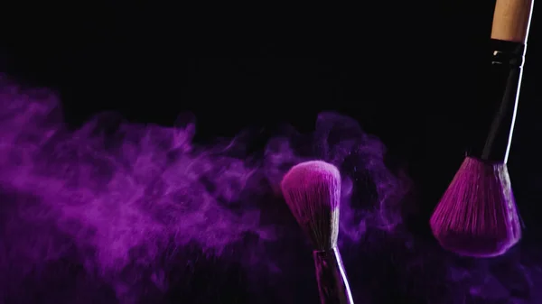 Cepillos Cosméticos Suaves Con Polvo Púrpura Cerca Del Polvo Salpicando —  Fotos de Stock