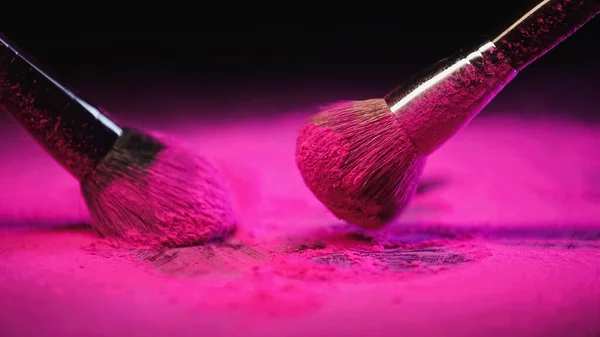 Spazzole Cosmetiche Disordinato Vicino Polvere Rosa Brillante Sfondo Nero — Foto Stock