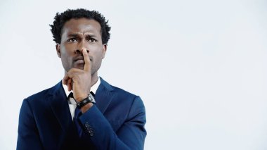 Düşünceli Afro-Amerikan iş adamı resmi giyinmiş.