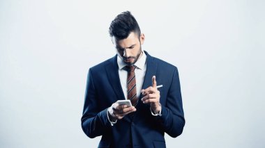 Beyazlar üzerinde izole edilmiş cep telefonu kullanırken dikkat çeken düşünceli bir işadamı.