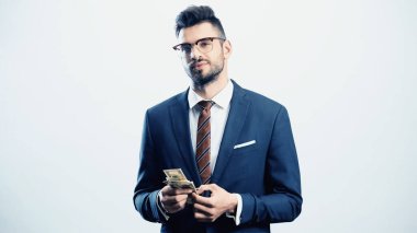 Kendine güvenen işadamı kameraya bakarken beyaz dolarları izole ediyor.