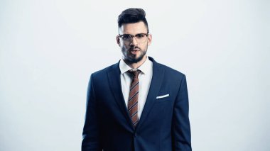 Sinirli iş adamı beyaz kameraya bakıyor.