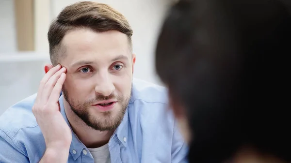 Man Praten Terwijl Kijken Naar Wazig Vriendin — Stockfoto