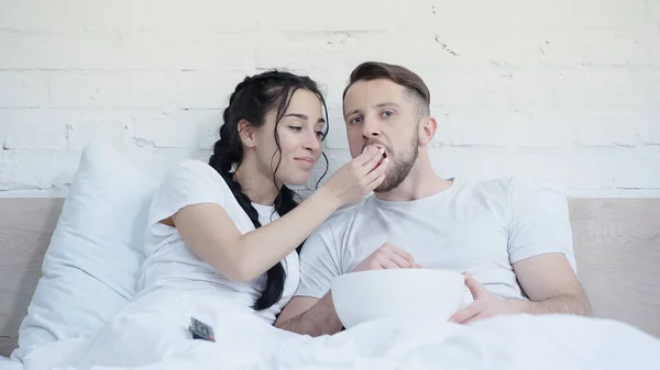 Happy Young Couple Eating Popcorn Watching Movie Bed — Stock Photo, Image