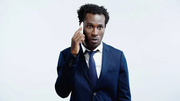 Σγουρός Αφροαμερικάνος Επιχειρηματίας Κοστούμι Που Μιλάει Smartphone Απομονωμένο Στο Μπλε — Φωτογραφία Αρχείου