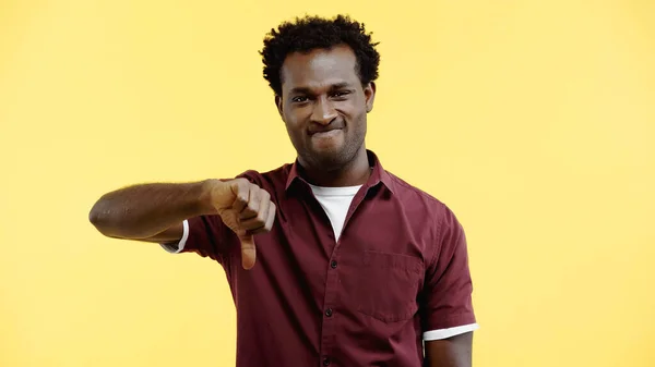 Csalódott Göndör Afro Amerikai Férfi Ing Mutatja Hüvelykujját Elszigetelt Sárga — Stock Fotó