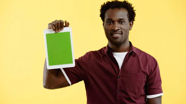 Homem Americano Africano Alegre Camisa Borgonha Segurando Tablet Digital Com — Fotografia de Stock