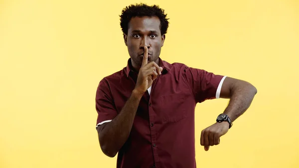 Homem Americano Africano Encaracolado Camisa Borgonha Relógio Pulso Mostrando Sinal — Fotografia de Stock
