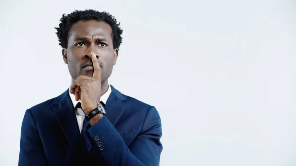 Nachdenklicher Afrikanisch Amerikanischer Geschäftsmann Formeller Kleidung Der Isoliert Auf Blauem — Stockfoto