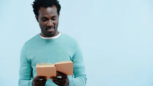 Glücklich Afrikanisch Amerikanischer Mann Liest Buch Isoliert Auf Blau — Stockfoto