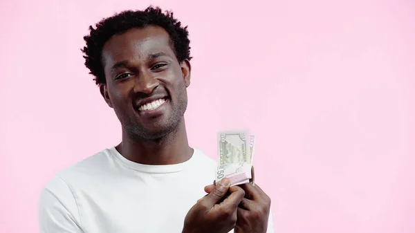 Homem Americano Africano Alegre Shirt Branca Que Olha Para Câmera — Fotografia de Stock