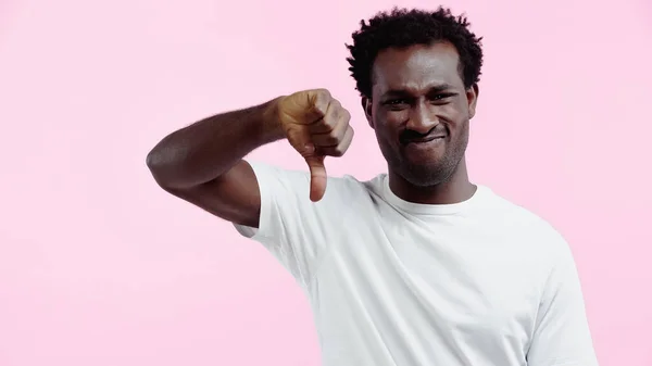 Afro Amerikai Férfi Fehér Pólóban Nézi Kamerát Miközben Mutatja Hüvelykujját — Stock Fotó