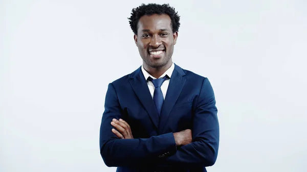 Χαρούμενος Αφροαμερικάνος Επιχειρηματίας Επίσημο Ένδυμα Που Στέκεται Όρθιος Σταυρωμένα Χέρια — Φωτογραφία Αρχείου