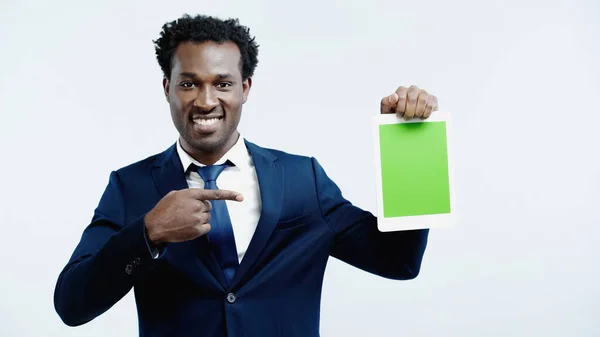 Hombre Negocios Afroamericano Feliz Desgaste Formal Que Apunta Tableta Digital —  Fotos de Stock