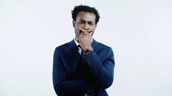Nachdenklicher Afrikanisch Amerikanischer Geschäftsmann Offizieller Kleidung Der Wegschaut Und Isoliert — Stockfoto