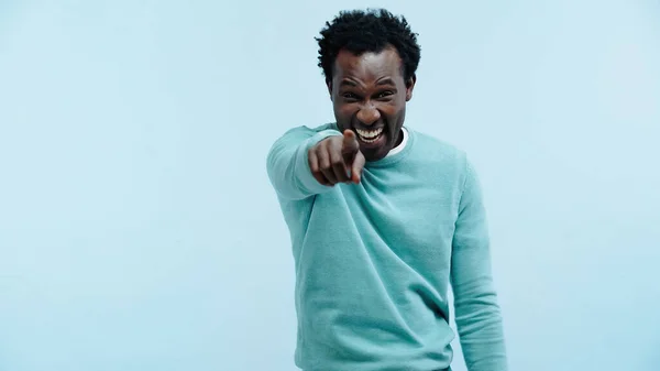Glücklich Afrikanisch Amerikanischer Mann Zeigt Mit Dem Finger Auf Kamera — Stockfoto
