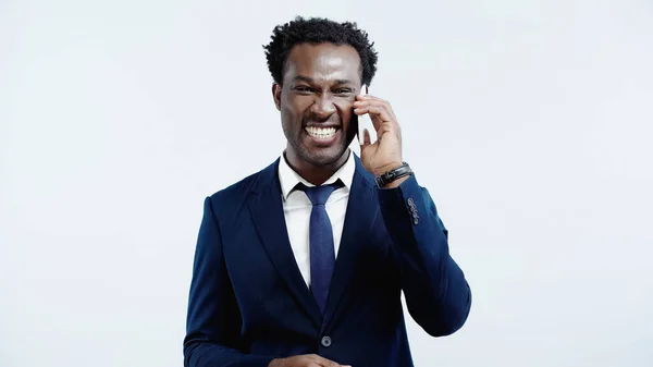Glad Afrikansk Amerikansk Affärsman Kostym Talar Mobiltelefon Isolerad Blå — Stockfoto
