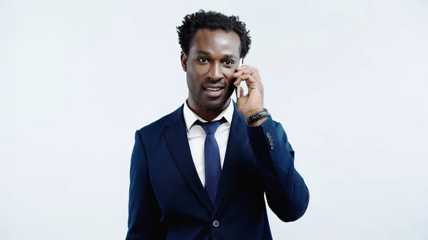 Ung Lockigt Afrikansk Amerikansk Affärsman Kostym Talar Smartphone Isolerad Blå — Stockfoto