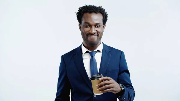 Vidám Afro Amerikai Üzletember Kezében Papír Csésze Elszigetelt Kék — Stock Fotó