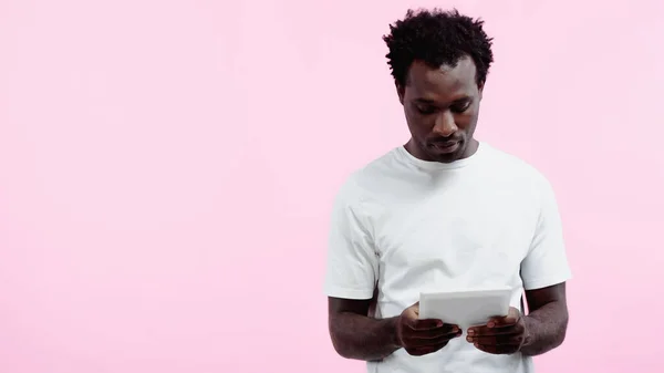 Krullend Afrikaans Amerikaanse Man Wit Shirt Met Behulp Van Digitale — Stockfoto