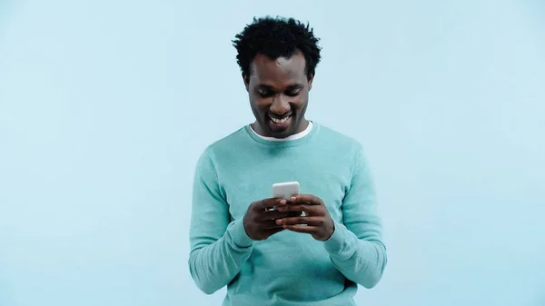 Smiling African American Man Messaging Cellphone Isolated Blue — Stock Photo, Image