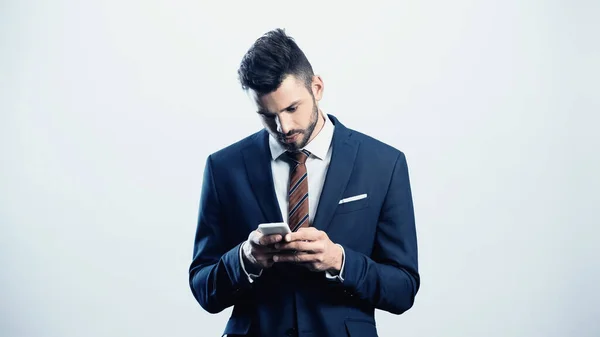 Młody Poważny Biznesmen Czat Telefon Komórkowy Odizolowany Biały — Zdjęcie stockowe