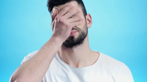 Frustrerad Man Fördunklande Ansikte Med Handen Isolerad Blå — Stockfoto