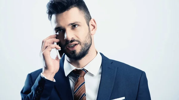 Pensativo Hombre Negocios Hablando Teléfono Móvil Aislado Blanco — Foto de Stock