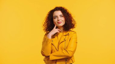 Sarı ceketli düşünceli genç bir kadın.