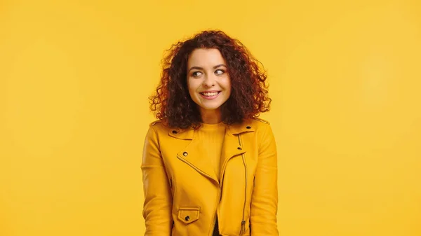 Mujer Joven Rizada Contenta Mirando Hacia Otro Lado Aislado Amarillo —  Fotos de Stock