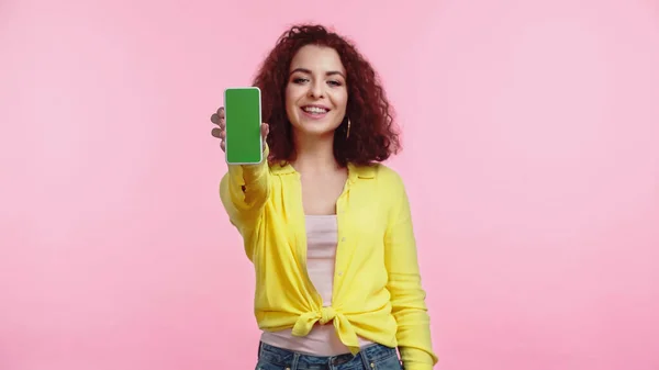 Размытая Счастливая Молодая Женщина Держит Смартфон Зеленым Экраном Изолированы Розовый — стоковое фото