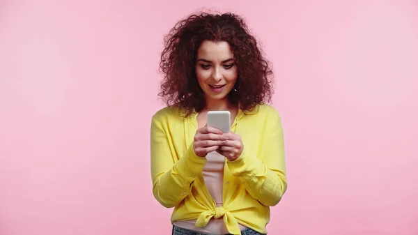 Счастливая Молодая Женщина Желтой Рубашке Болтая Мобильному Телефону Изолированы Розовый — стоковое фото