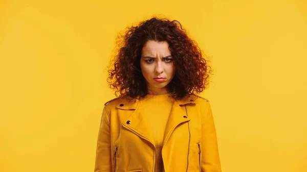 Frustré Jeune Femme Veste Cuir Isolé Sur Jaune — Photo